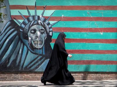 Женщина идет перед граффити с изображением Статуи Свободы в Тегеране, Иран, 7 июля 2019 г. Фото: Nazanin Tabatabaee / WANA (West Asia News Agency) / REUTERS