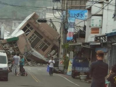 Обрушившееся после землетрясения здание. Фото: Kolas Votakuw / Facebook