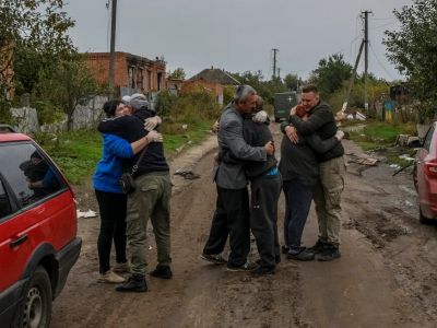 Жители села Каменка Харьковской области обнимают друг друга после возвращения из эвакуации. Фото: Vladyslav Musiienko / Reuters