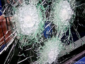 Пулевые отверстия в лобовом стекле. Фото с сайта: www.zr.ru 