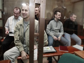 Оправданные сотрудники "Евросети". Фото с сайта www.infosud.ru