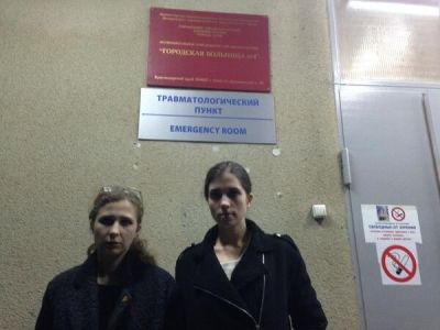 Толоконникова и Алехина у травмпункта. Фото: twitter.com