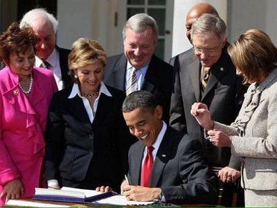 Обама подписывает закон. Фото: shipilov.com